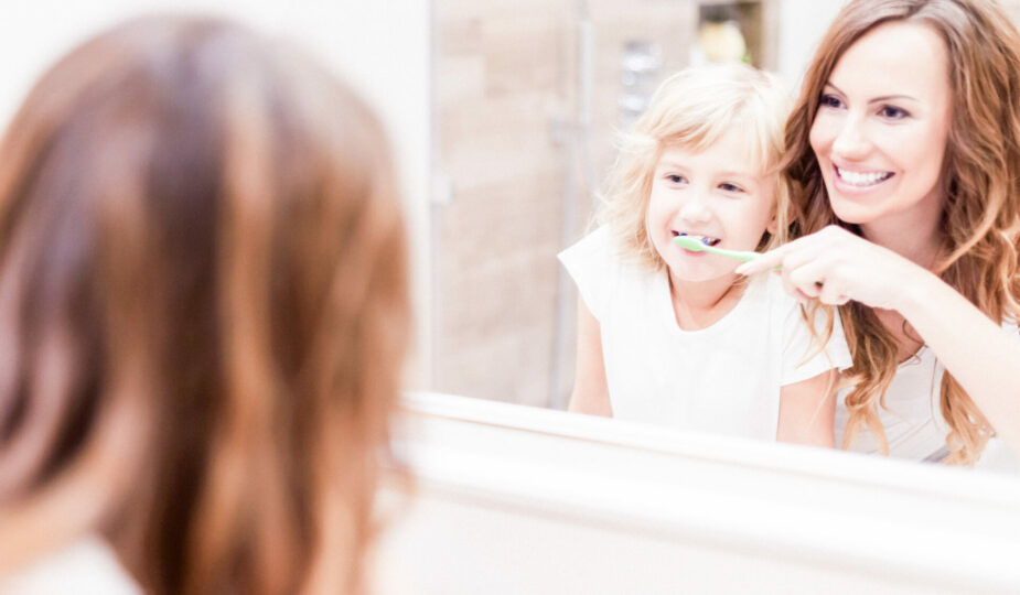 Aujourd'hui, je souhaite vous parler un sujet important, mais souvent peu abordé : l'hygiène bucco-dentaire de nos bébés. En tant que jeune parent, je me suis moi-même posé cette question : à quel moment devons-nous commencer le brossage des dents de nos enfants ? Comment choisir leur première brosse à dents ? À quel moment peut-on introduire le dentifrice ? Et comment sélectionner le bon ?
